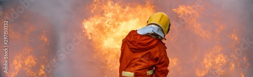 Foto Firefighter man stop burning flame of building.