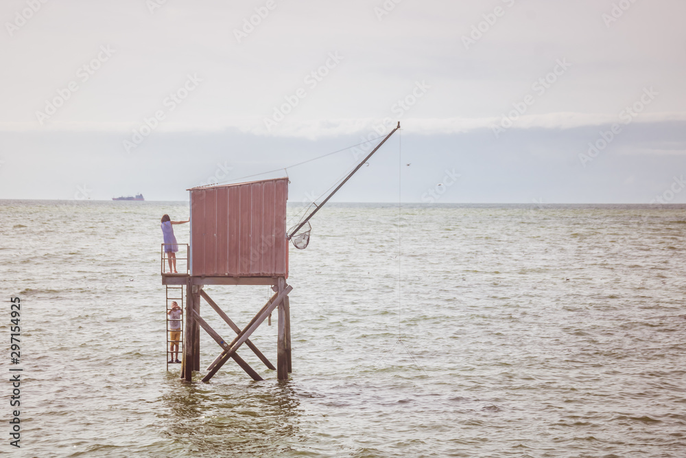 pêcherie traditionnelle avec son filet de pêche appelé carrelet sur la côte de l'océan atlantique en Loire Atlantique près de Pornic en France pêcherie traditionnelle avec son filet de pêche appelé carrelet sur la côte de l'océan atlantique en Loire Atlantique près de Pornic en France