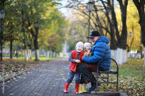 Children walk in the autumn park