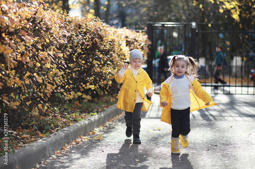 Fototapeta Naklejka Na Ścianę i Meble -  Children walk in the autumn park