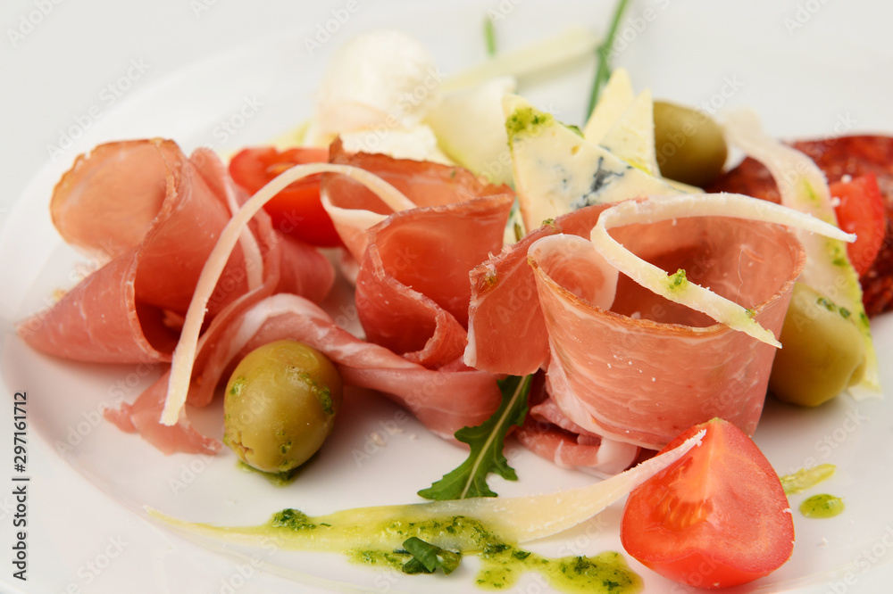 salad with prosciutto and olives