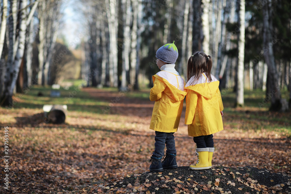 Fototapeta premium Children walk in the autumn park