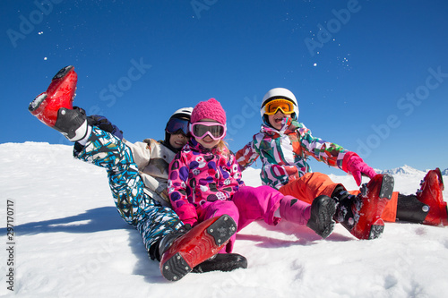 Obraz na płótnie kids on alpin ski resort w salonie