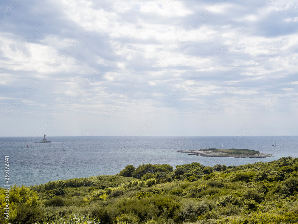 Faro lejano enmedio del mar en el Cabo de Kamenjak, en Istria, Croacia, verano de 2019