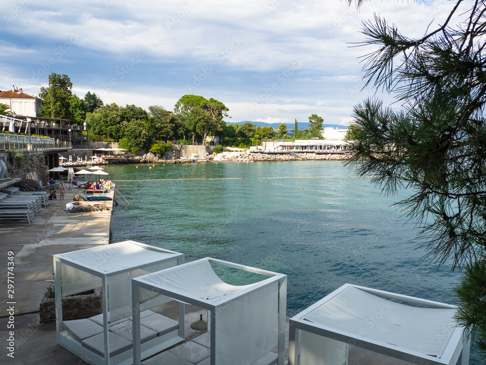 Fototapeta premium Área de descanso con hamacas y sombrillas al lado del mar en Opatija, Croacia, verano de 2019