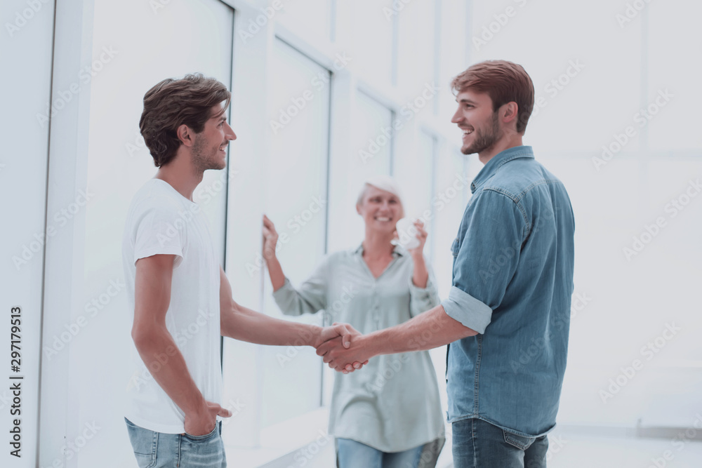 Obraz premium colleagues shaking hands in the office lobby