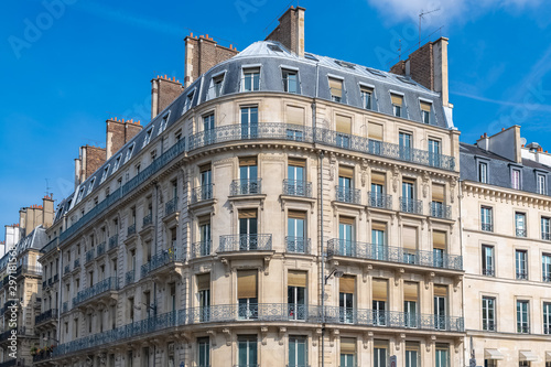 Paris, parisian facade in a chic area, typical balcony and windows © Pascale Gueret