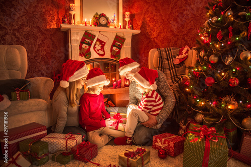 Obraz na płótnie family celebrating Christmas w salonie