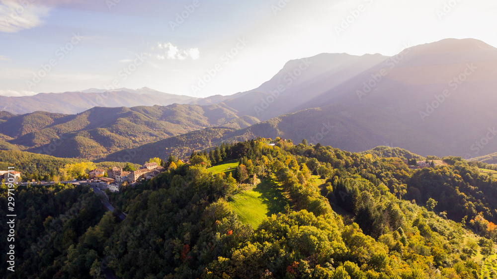 Montemonaco e monti Sibillini visti dal drone