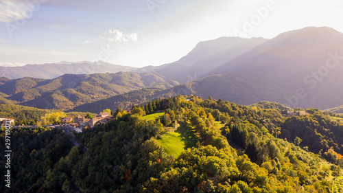 Montemonaco e monti Sibillini visti dal drone