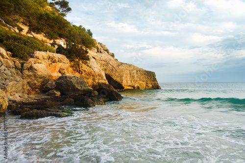 Photo Beautiful sea beach and rock, Cala Mitjana, Menorca, Balearic Islands, Spain