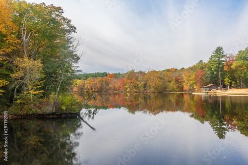 Fototapeta Naklejka Na Ścianę i Meble -  Autumn day on the lake
