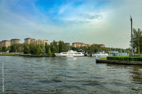Obraz na płótnie Moscow, Russia - September 8, 2018: Khimka River, Moscow Canal. Embankment Dolgoprudny. Residential buildings near the river, pier with boats w salonie