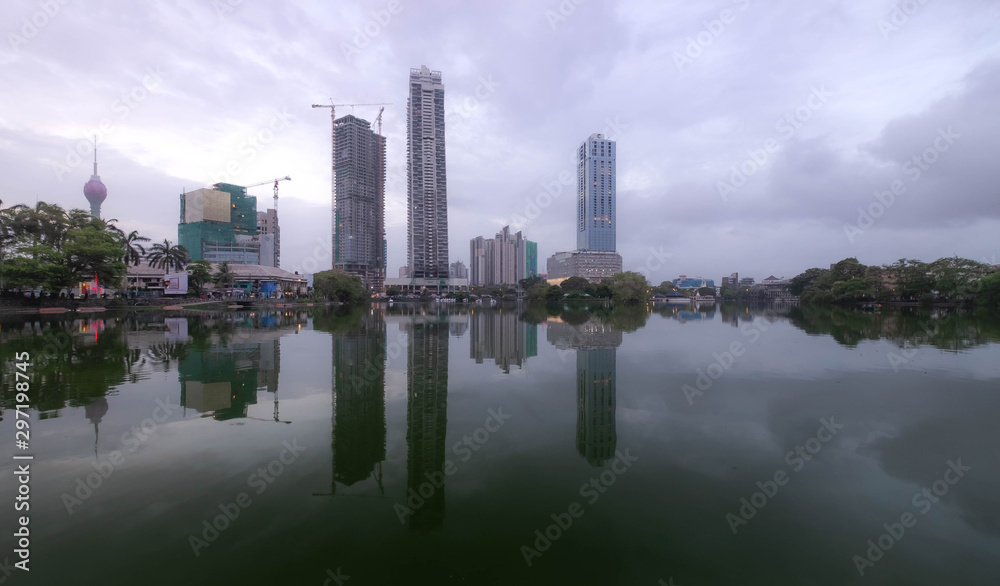 Obraz premium t The Beira lake in Colombo, Sri Lanka. One of destination for travel in Sri Lanka. Here’s center of the Colombo city.