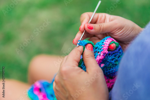 Obraz na plátně Craftswoman's hands knitting shawl with crochet