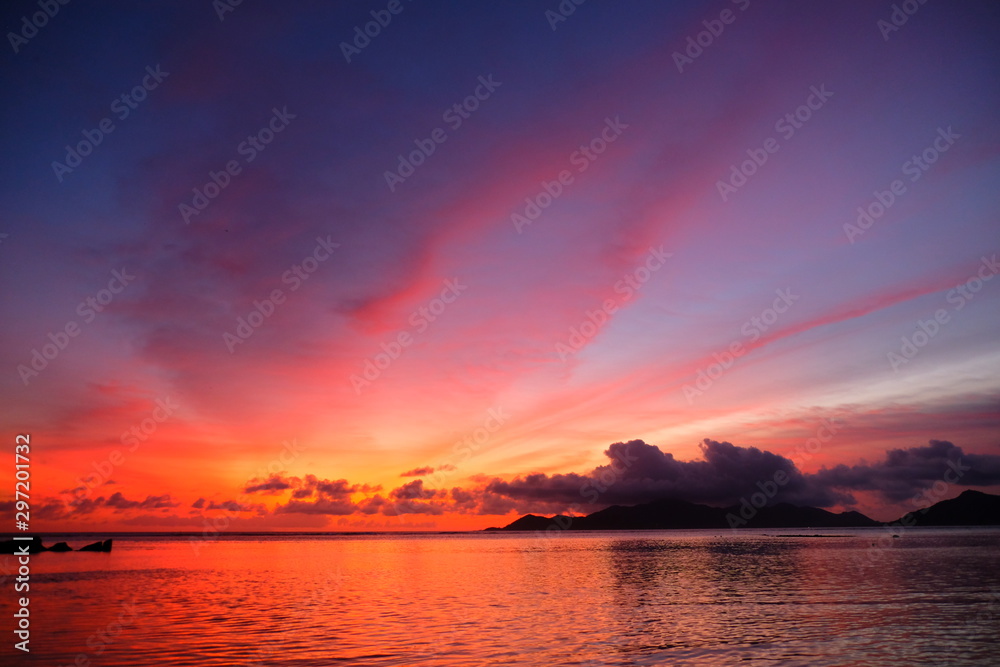 Naklejka premium Romantic sunset on the Seychelles