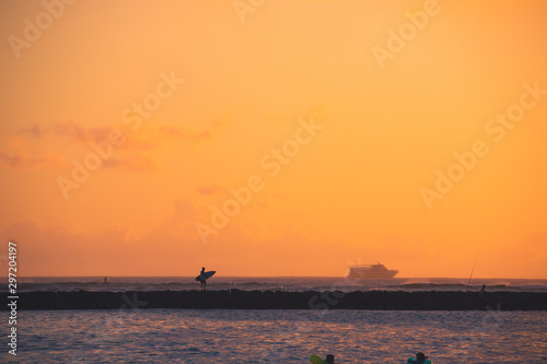Obraz na płótnie Sunset Surfer Silhouette w salonie