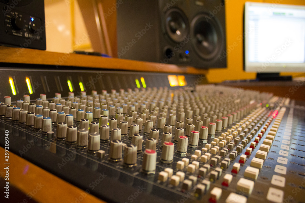 Consola de grabación de audio en estudio