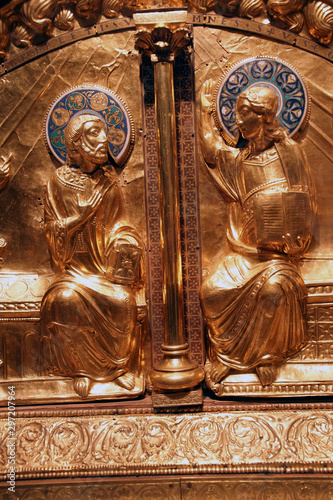 Fotografering Detail of golden altarpiece showing the twelve apostles