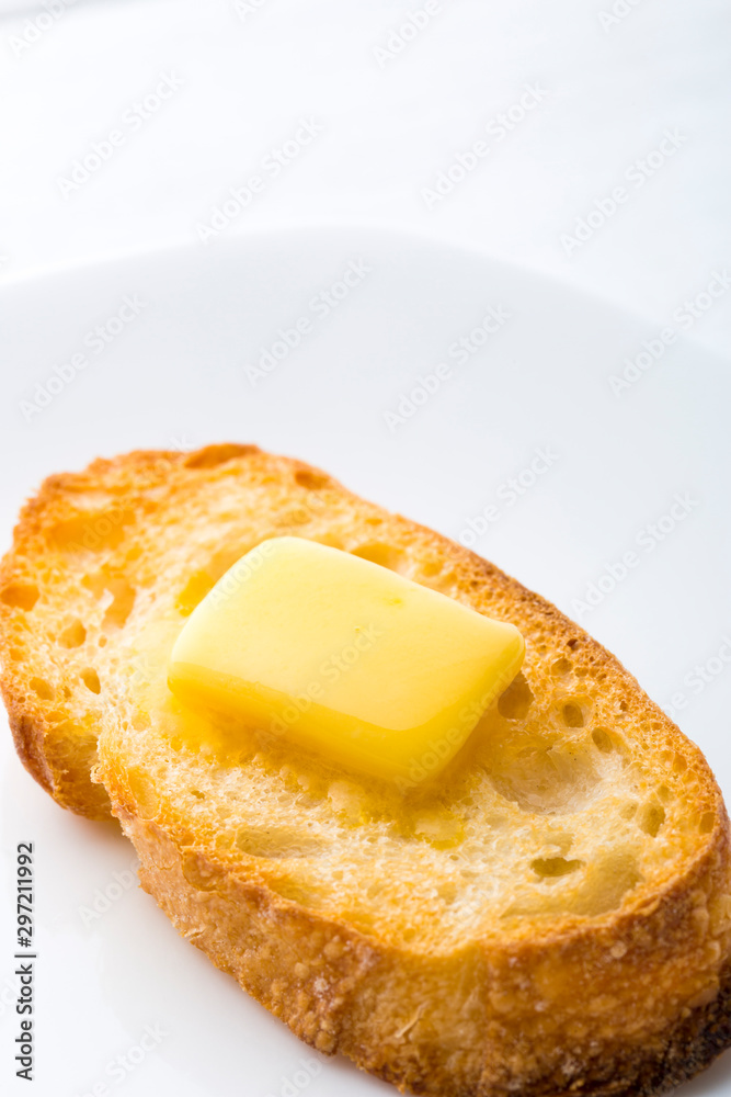 トーストの上で溶けるバター