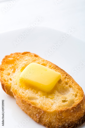 トーストの上で溶けるバター