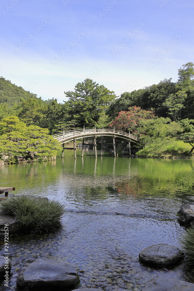 Obraz premium 栗林公園 偃月橋と南湖 (香川)