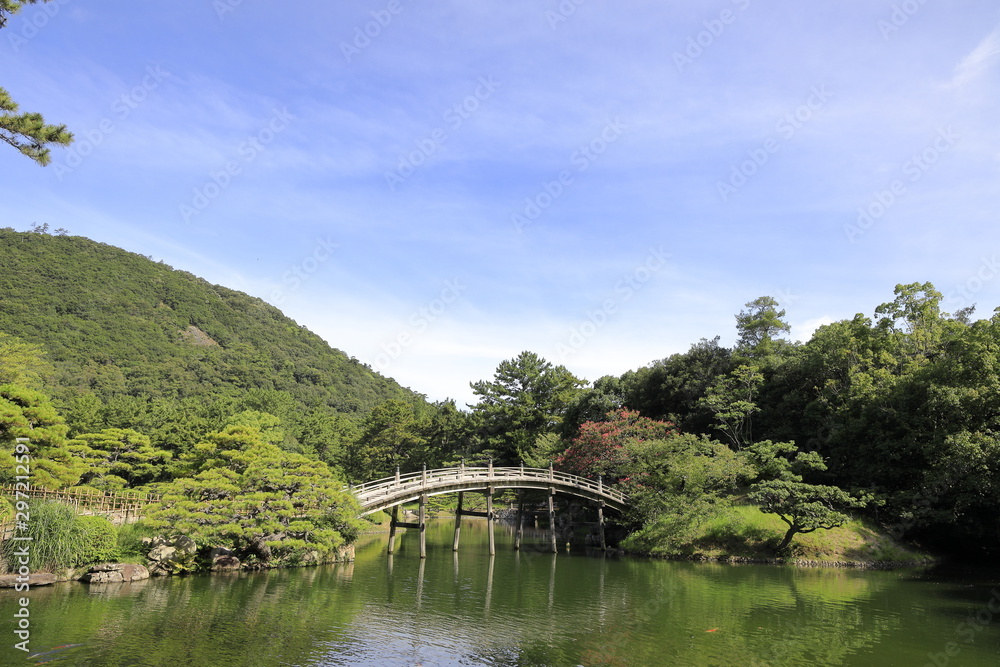 Fototapeta premium 栗林公園 偃月橋と南湖 (香川)