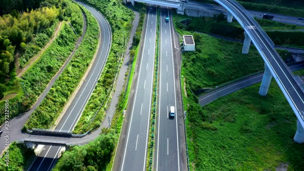 高速道路を走る車　空撮