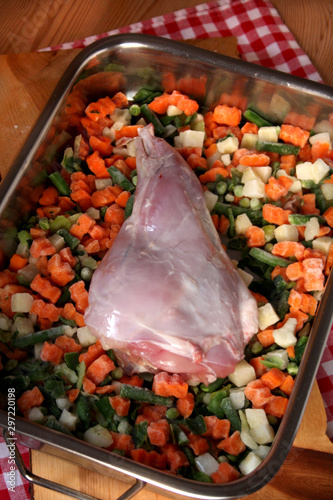 Hasenkeule mit Gemüse in der Bratreine mise en place