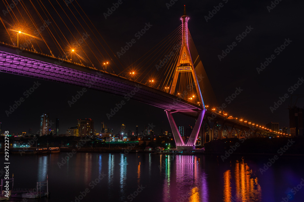 Obraz premium Night Scene Bhumibol Bridge, Bangkok, Thailand