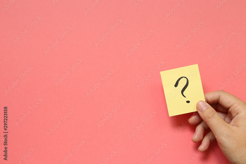 Question mark on memo paper on pink background. Solution concept - obrazy, fototapety, plakaty 