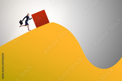 Foto Woman pushing cube towards the top