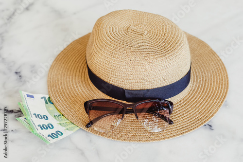 Εκτύπωση καμβά Sun hat with sunglasses and 100 hundredth euro banknotes
