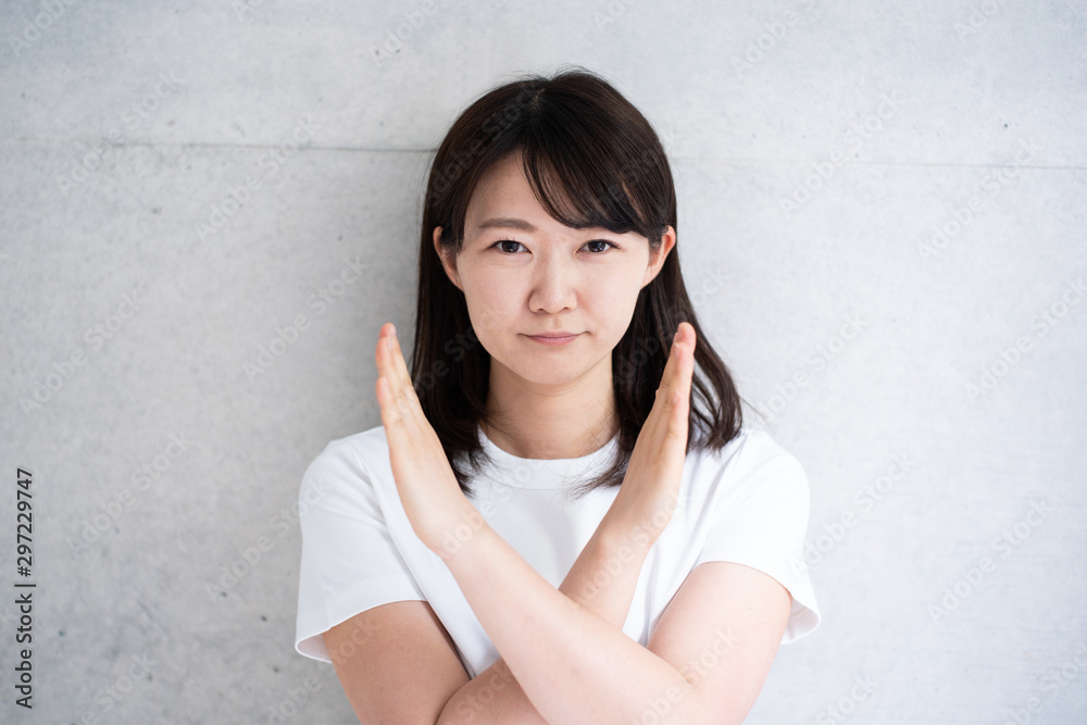 反対のジェスチャーをする女性 反対のジェスチャーをする女性