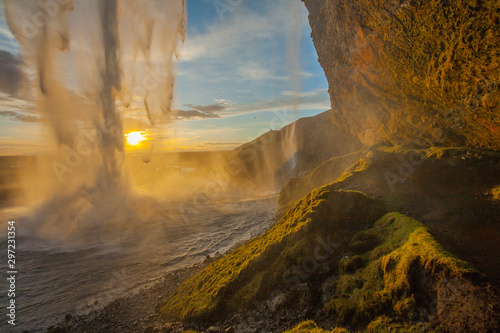 Wodospad Seljalandsfoss (część rzeki Seljalands, która bierze początek w lodowcu wulkanu Eyjafjallajökull) w południowej Islandii, jak widać w godzinie zachodu słońca