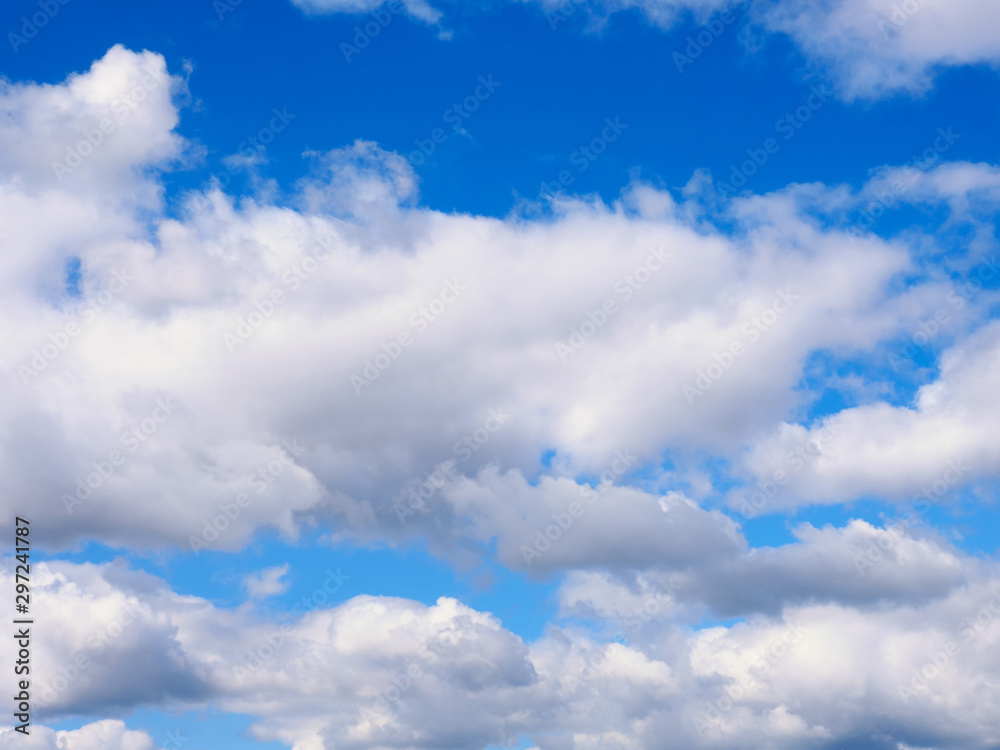 Obraz premium White clouds on a blue sky background