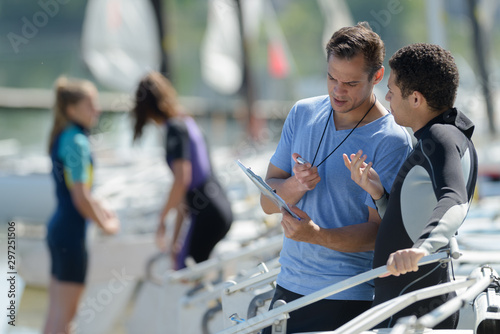 Canvas Print sailing coach talking to sailer