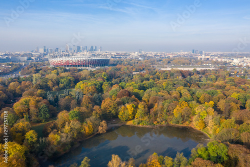 Stadion narodowy i widok na Warszawe nad parkiem skaryszewskim, jesienny poranek, złota polska jesień