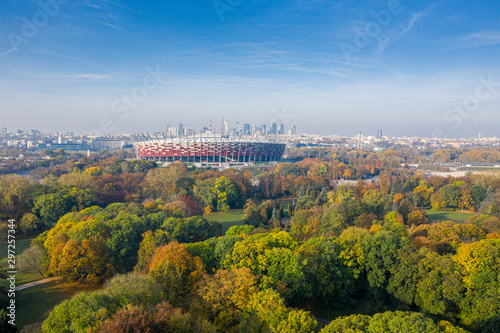 Stadion narodowy i widok na Warszawe nad parkiem skaryszewskim, jesienny poranek, złota polska jesień © Arkadiusz