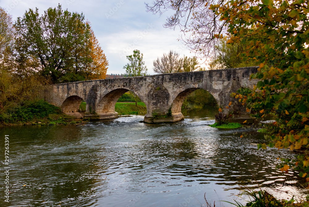 Altmühl Brücke Pfünz Bayern Deutschland Mittelalter Abendlicht Herbst Bogen Mauer Steine Fluß Wasser Spiegelung Jahreszeit Radweg Angeln Ufer Geschichte Bauwerk Übergang Abendlicht