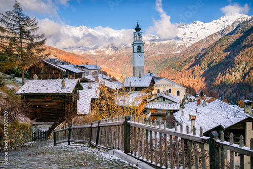 Paorama innevato di Antagnod, Valle d'Aosta, Italia