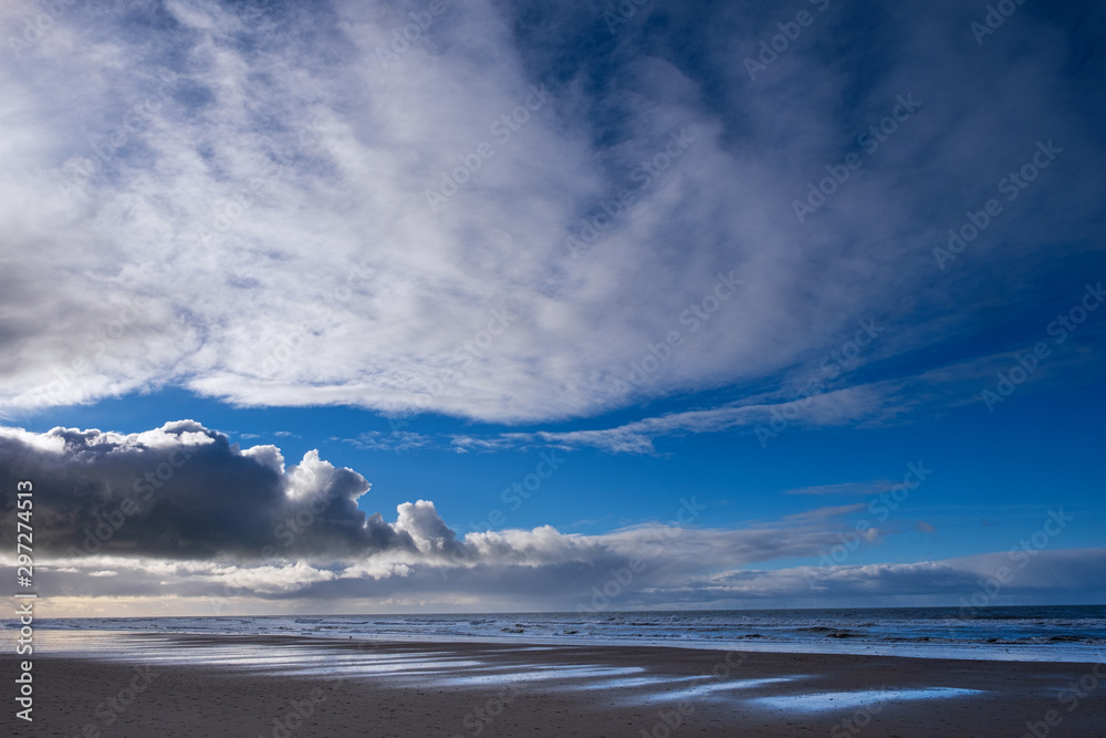 Wolkenformation über dem Strand von Egmond aan Zee/NL