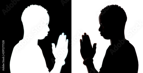 Chico en contraluz rezando, foto abstracta y creativa de lo que ocurre con la oración