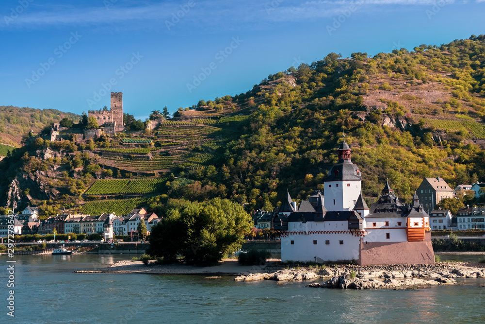 Fototapeta premium Autumn on the Rhine river with views of Pfalzgrafenstein and Gutenfels castles
