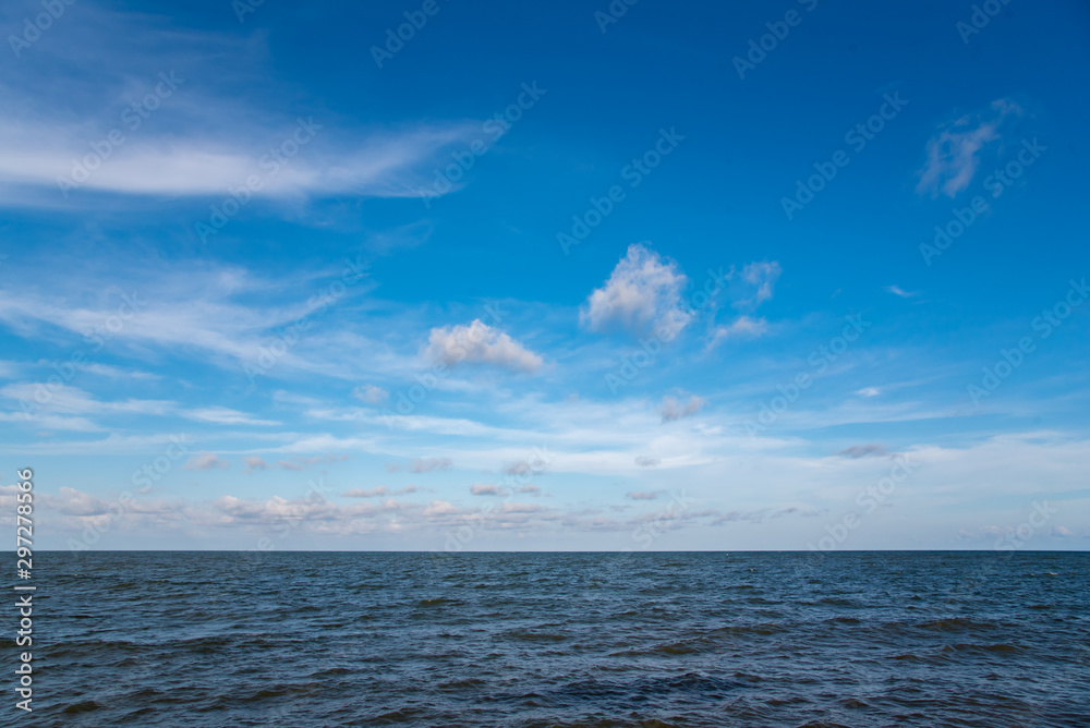 Obraz premium the sea and blue sky with cloud