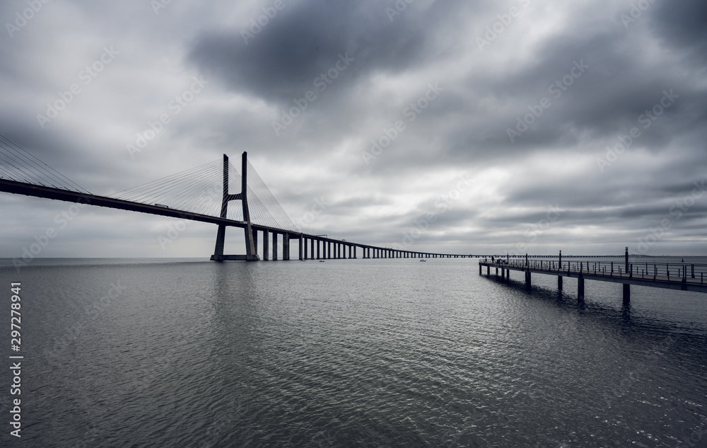 Fototapeta premium dia nublado en el puente vasco de gama