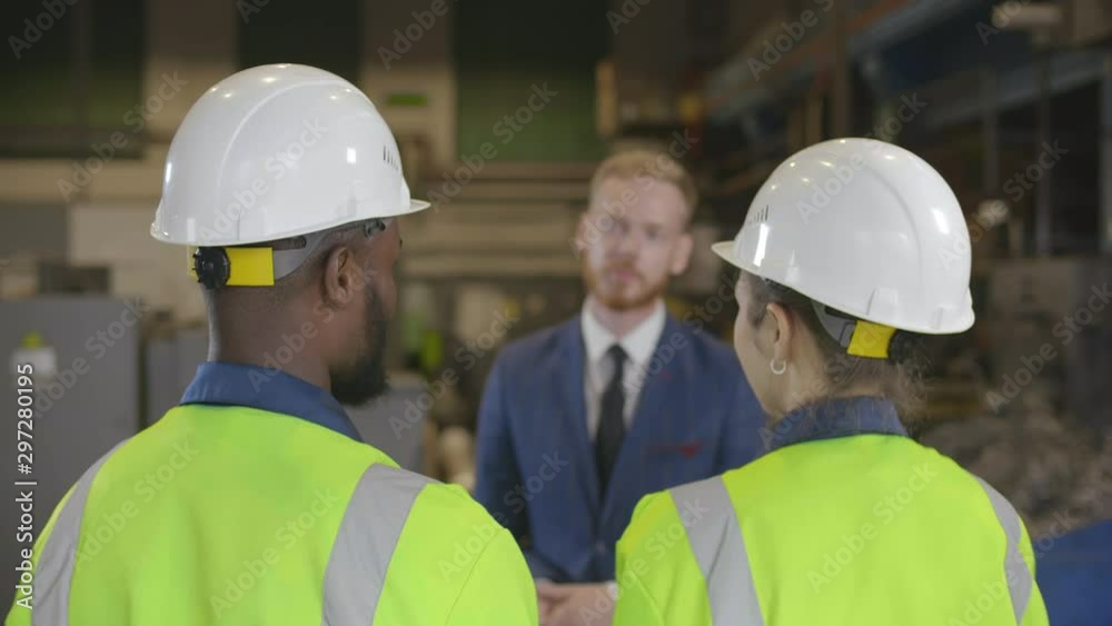 Shift supervisor encourages engineers Shift supervisor encourages engineers