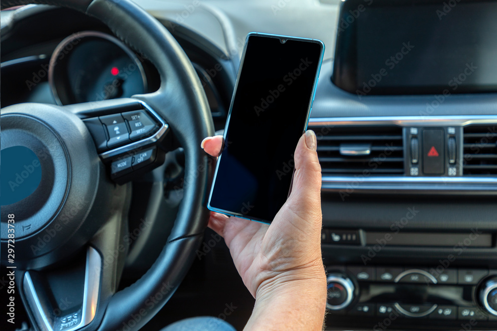 Verwenden eines Telefons im Auto während der Fahrt, ist eine Unfallursache. Verwenden eines Telefons im Auto während der Fahrt, ist eine Unfallursache.