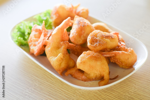 fried shrimp with vegetable on plate 