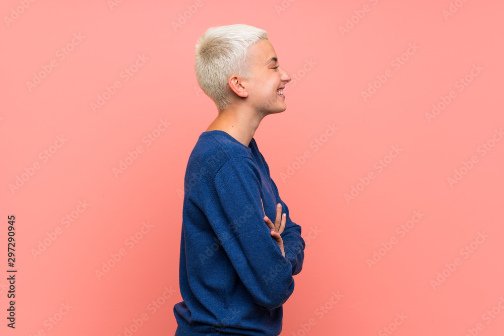 Teenager girl with white short hair over pink wall in lateral position - obrazy, fototapety, plakaty 